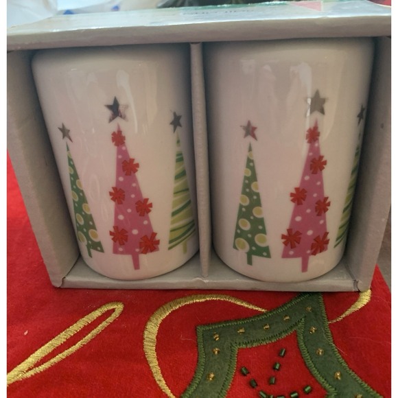 The Unbranded Brand Other - Salt and Pepper Shakers White with Christmas Trees On Them NIB